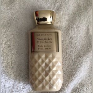 Bath and Body Works - SNOWFLAKES & CASHMERE Body Lotion